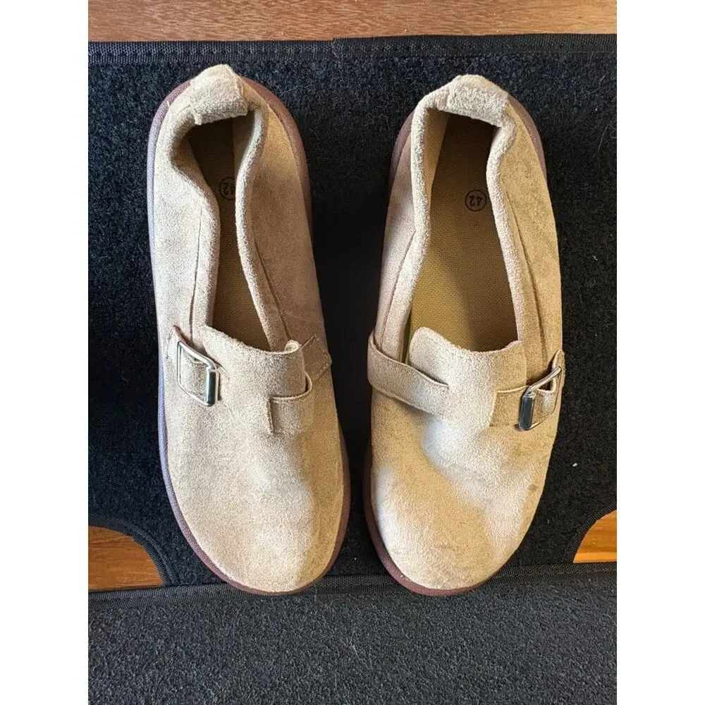 Men’s Tan Faux Suede Slip-On Clogs Buckle Comfort Shoes Size 42 NWOT